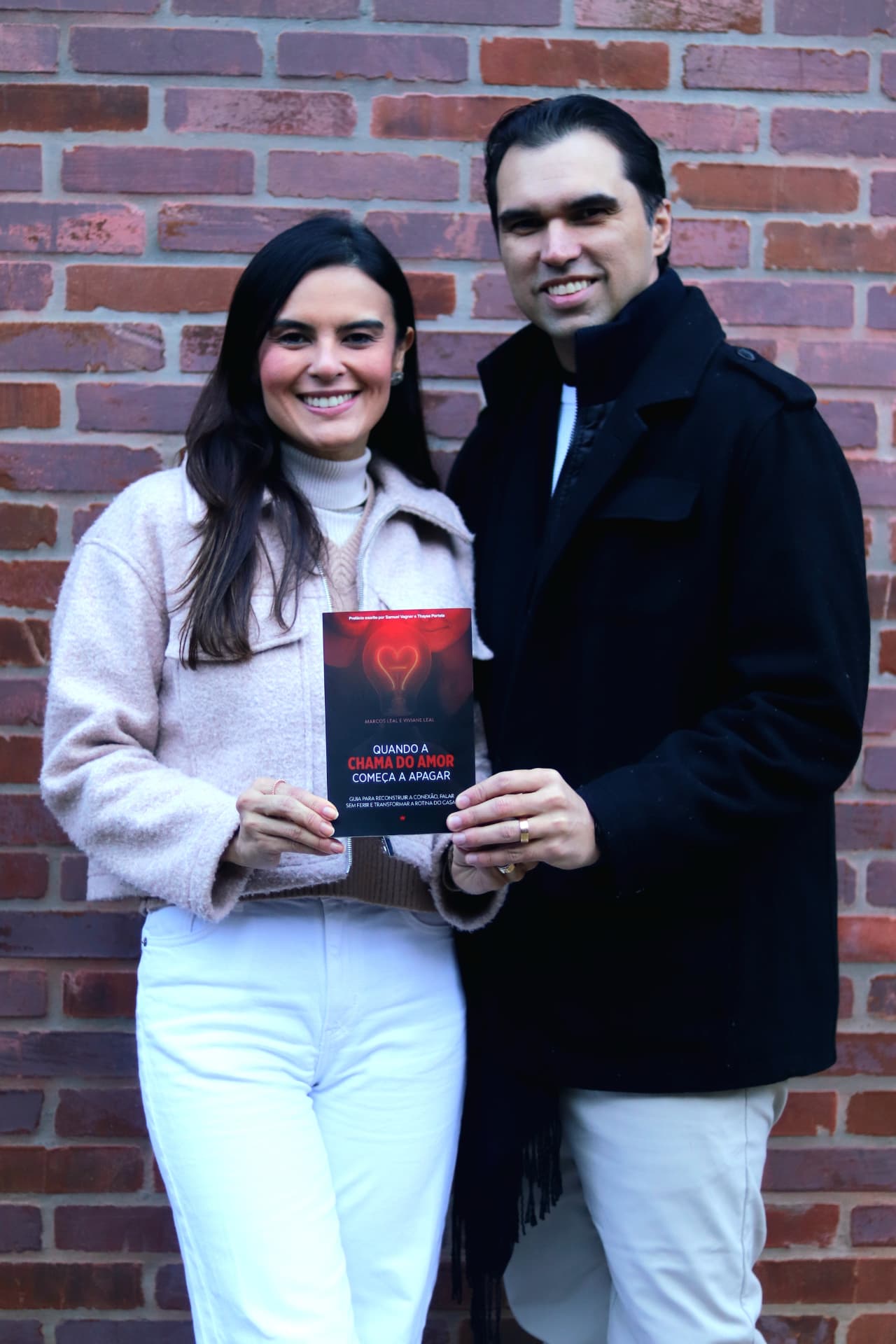 Marcos e Viviane segurando o livro Quando a Chama do Amor Começa a Apagar