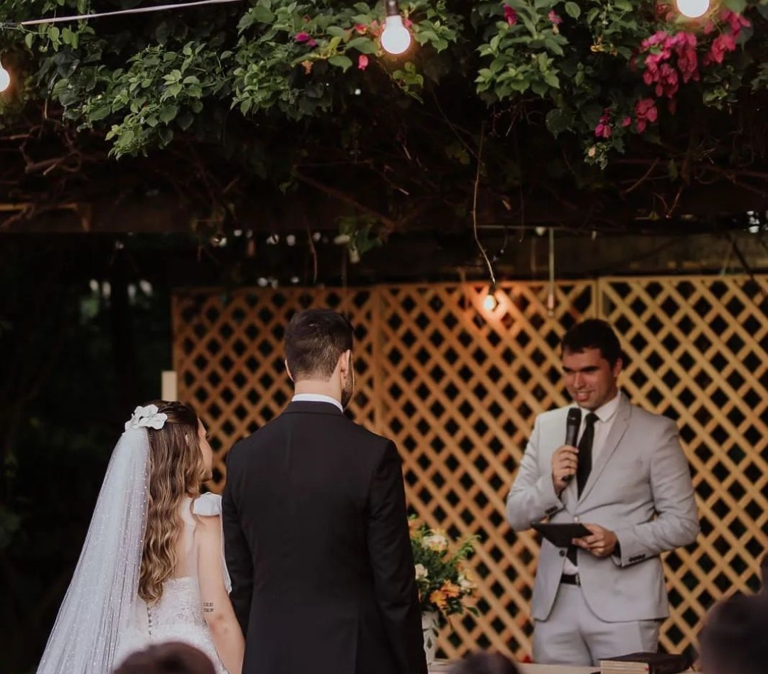Marcos celebrando casamento