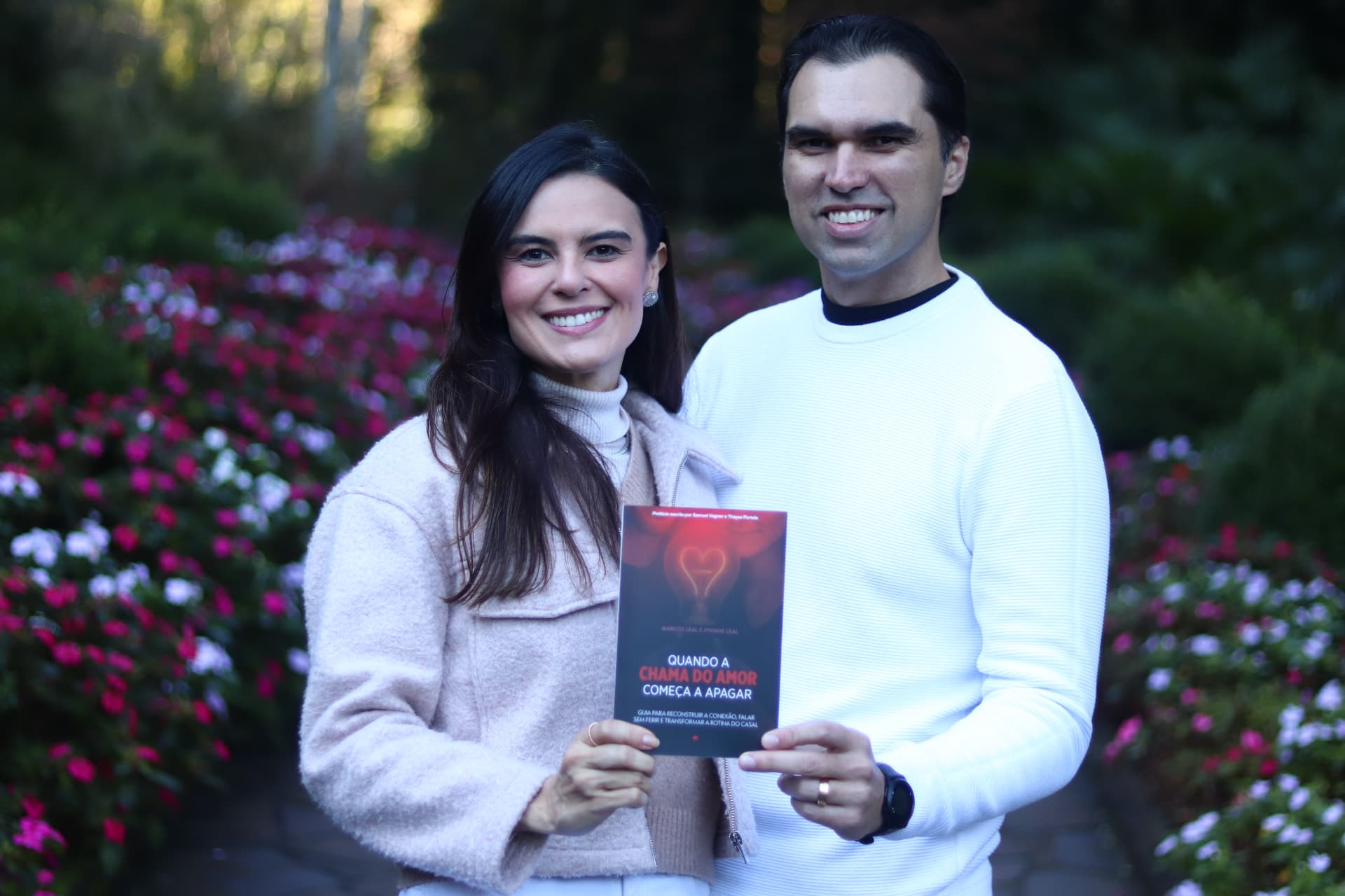 Marcos e Viviane Leal segurando o livro